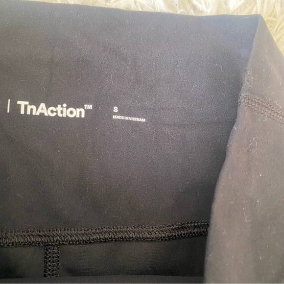 Aritzia TnAction 7" Short - Picture 5 of 8